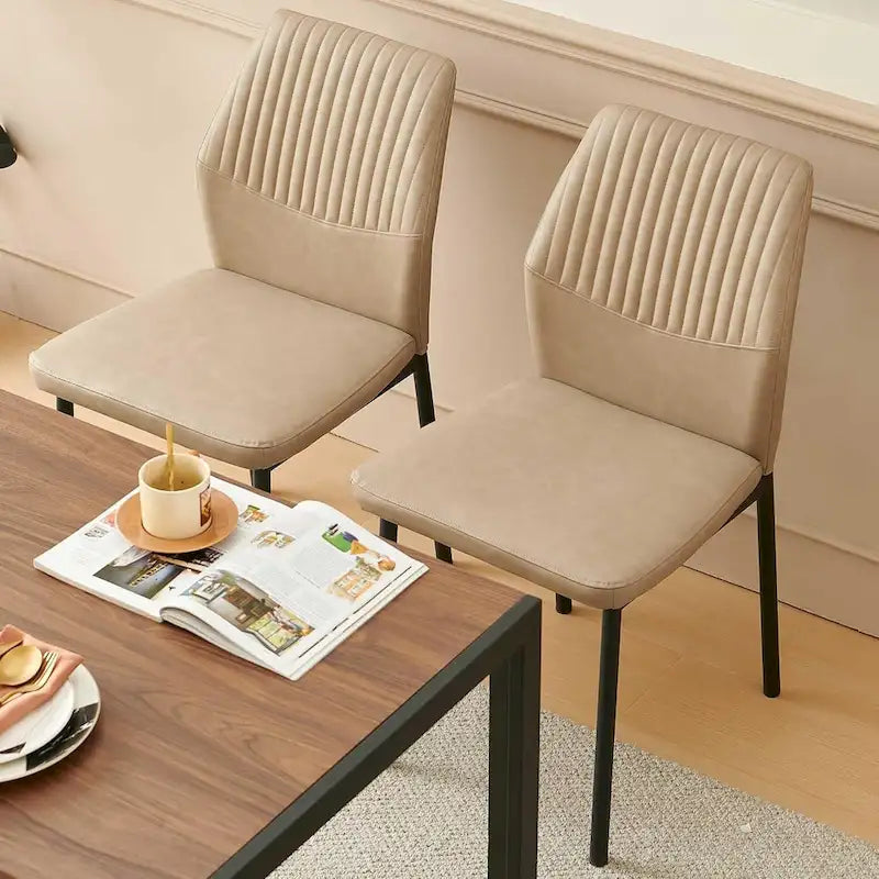 Sedia da pranzo imbottita con ecopelle e gambe in metallo