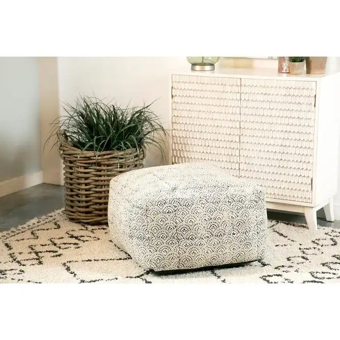 Quadratischer gepolsterter Bodenpouf in Creme